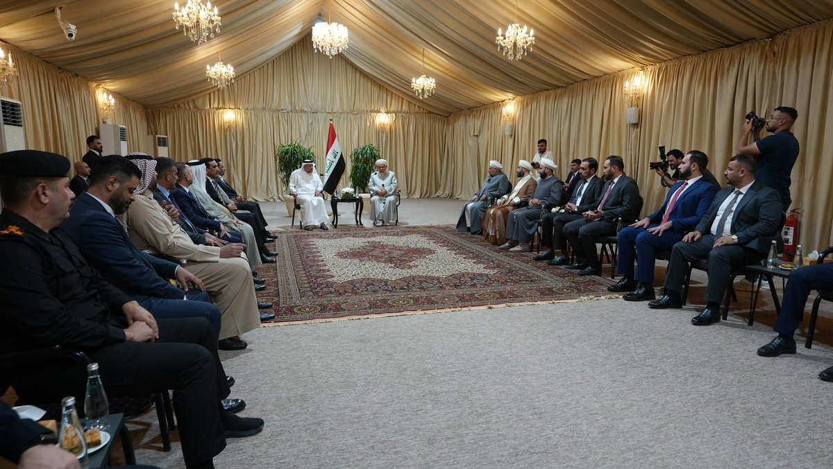 سماحة العلامة الشيخ أ.د. عبد الرزاق السعدي يستقبل الشيخ خميس الخنجر

استقبل سماحة العلامة الشيخ الأستاذ الدكتور عبد الرزاق عبد الرحمن السعدي، الشيخ خميس الخنجر رئيس تحالف السيادة، وعدداً من أعضاء التحالف؛ وذلك في مكتب سماحته بمدينة الرمادي في محافظة الأنبار.

وقد تم التباحث خلال