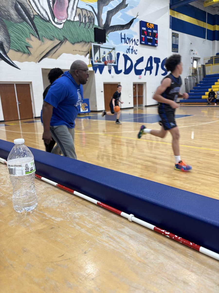 Pretty cool watching the ole #44 from 96 state champions coaching his own team ⁦<a href="/AirportHoops/">AHS Boys Basketball</a>⁩ against ⁦<a href="/lhsmbb/">@LHSMBB</a>⁩ . Summer hoops !!