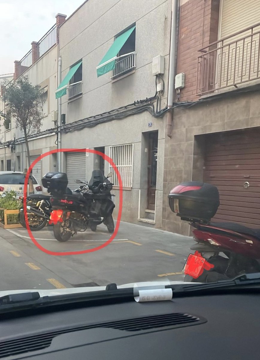 Jose Antonio (@jacosta4) on Twitter photo Todos los días lo mismo en Carlos Altés, 71/73. Imposible no tener que maniobrar para no tirar la moto para poder entrar y salir del parking. No está aparcada donde debe , y encima invade la cera.
<a href="/SanchezAnselmo/">Anselmo Sanchez</a> <a href="/ViladecansTweet/">AjuntamentViladecans</a> Todos los días lo mismo en Carlos Altés, 71/73. Imposible no tener que maniobrar para no tirar la moto para poder entrar y salir del parking. No está aparcada donde debe , y encima invade la cera.
<a href="/SanchezAnselmo/">Anselmo Sanchez</a> <a href="/ViladecansTweet/">AjuntamentViladecans</a>