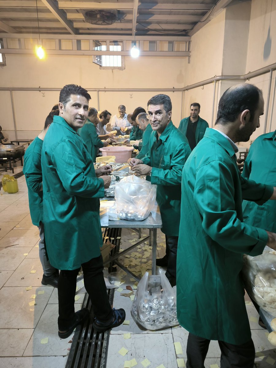 Drtaheri2's tweet image. در پایتخت شور و شعور حسینی، در حسینیه اعظم، حدود ۱۵۰۰ پرس غذا برای مسافران آماده میکنند.
(محل توزیع در عوارضی آزاد راه زنجان).
به یاد هشت سال دفاع مقدس افتادم.
گروه شنبه های ام البنین زنجان