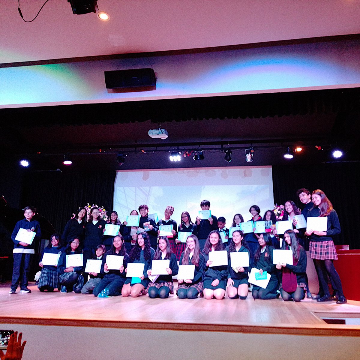 Nuestro  alumnado brilló en la final del “Interschool English Dialogue Contest”,  celebrada el 27 de mayo en el Reyes Católicos, que este  año ha sido el colegio anfitrión de esta final🏆

Conoce más sobre esta competencia llena de talento y creatividad en bit.ly/43QazwM