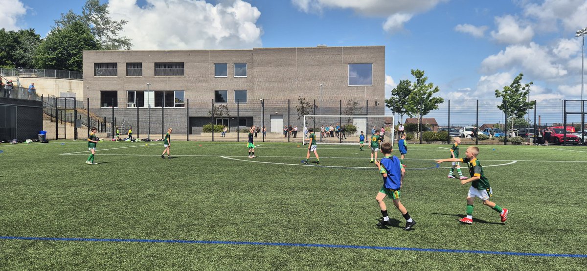Maith iad na scoileanna ar fad a ghlac páirt i gCorn Cheiltigh Bhéal Feirste, Comórtas nua sacair dírithe ar Ghaelscoileanna na cathrach

Aimsir iontach inniu☀️agus scoth na peile á léiriú ag na páistí

Comhghairdeas faoi leith le buaiteoirí Gaelscoil na bhFál &amp; Gaelscoil na Móna