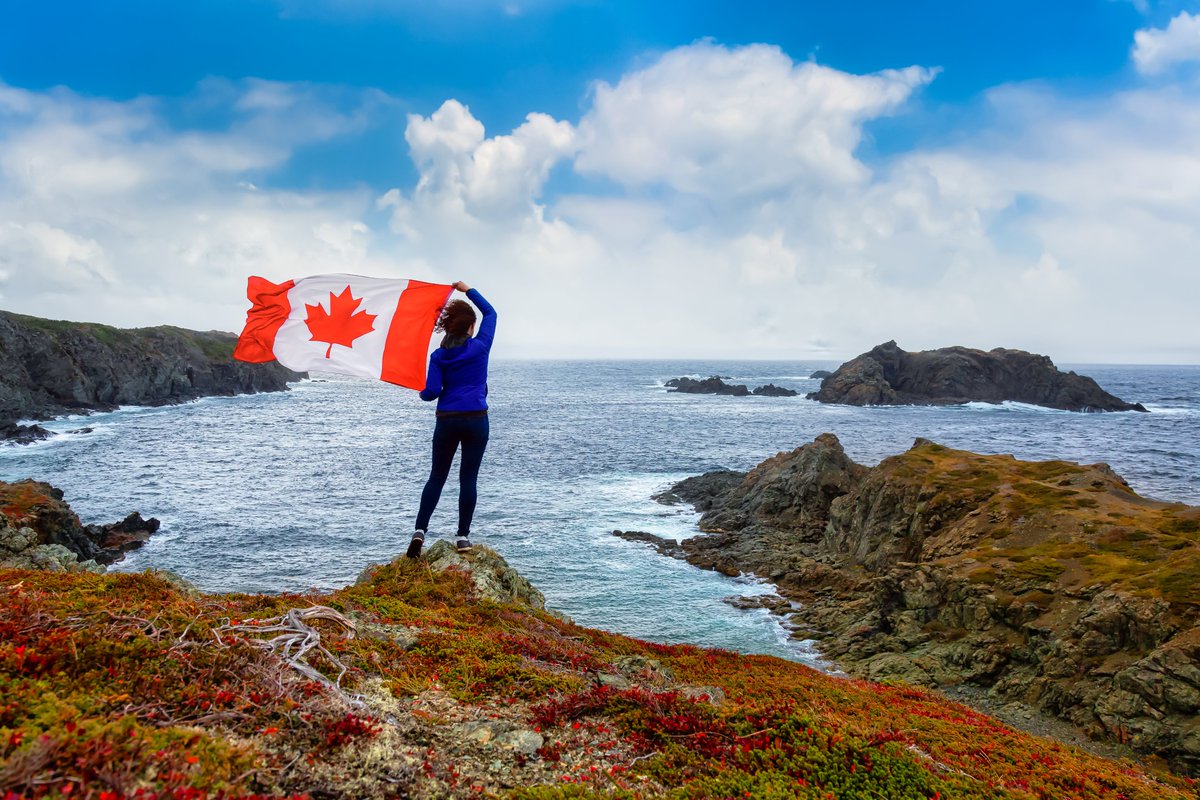 You may know #Canada has the longest coastline in the world, but have you ever wondered how long it would take you to walk it? Through 243,042 kms of rocky shores, marshes, and towering cliffs, guess how many years it would take you below! 🌊⬇️
