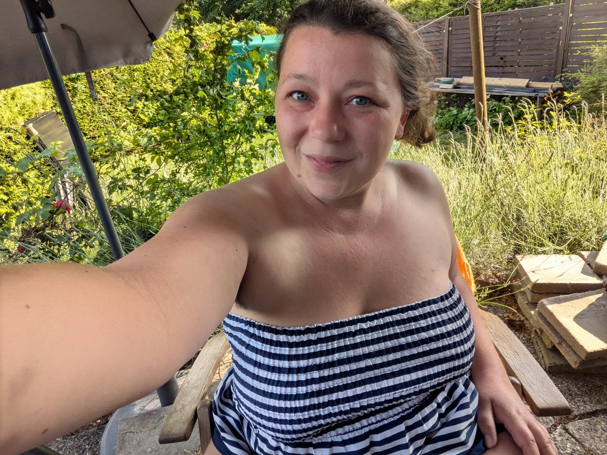 Heißer Dienstag abend, lässt Du es erfrischend feucht werden?

stripchat.com/KasiaPrivat/fo…

#Livestream an bis etwa 19:30Uhr

#outdoor #draußen #nomakeup #livecam #naturalbeauty #berlin #naturpur #hairy #sensual #werbung #videos #playtime #spinthewheel #livetouch #spielzeug