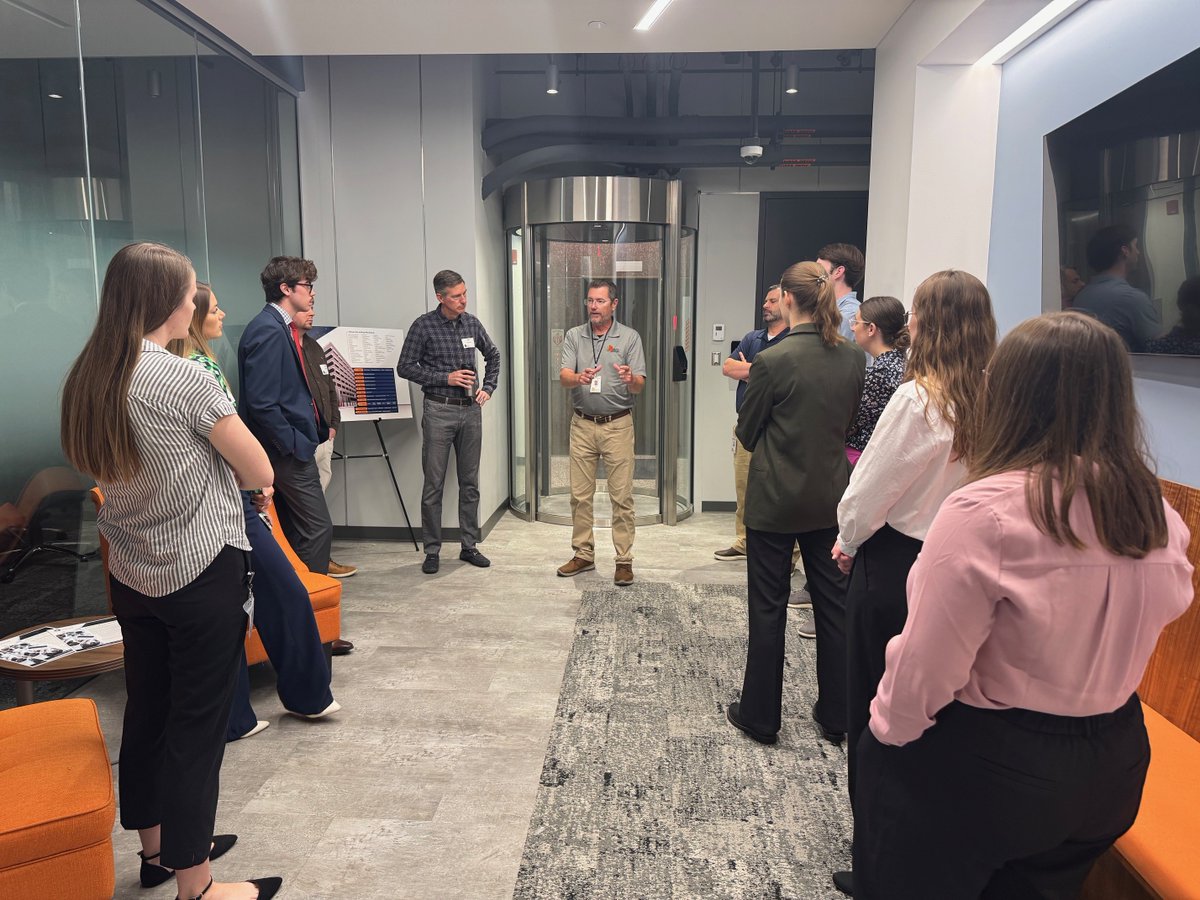 FraserStryker's tweet image. Our Summer Associates toured @1623Farnam, a regional leader in data center innovation. Huge thanks to their team for the behind-the-scenes look at the tech powering global connectivity—from right here in Omaha!

#SummerWithFS