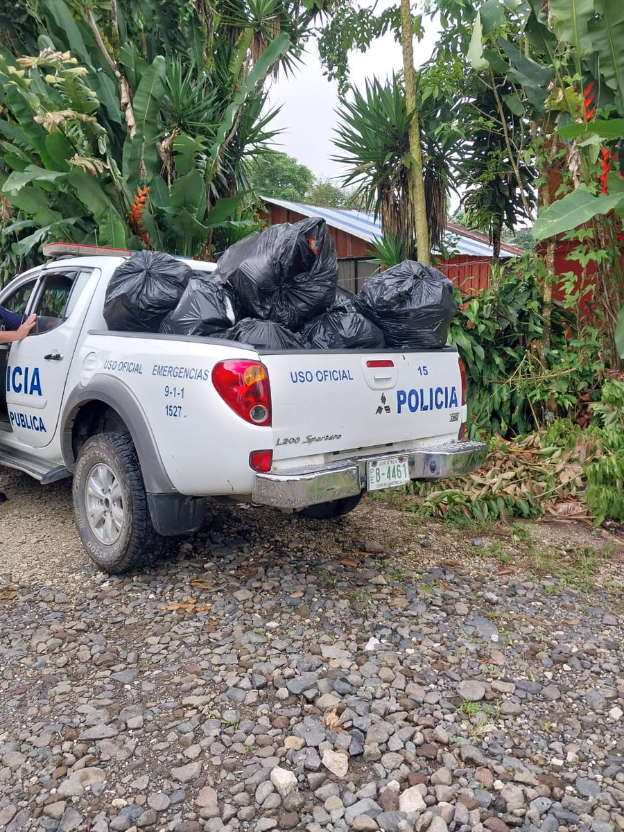 fuerzapublicaCR's tweet photo. 📍#CotoBrus #ZonaSurCR🇨🇷
Aquí estamos en San Vito, donde junto con el Ministerio de Salud, la Municipalidad de Coto Brus y la comunidad recolectamos los desechos que propician criaderos del mosquito del dengue.
#sincriaderosnohaymosquitos
#Presentes #PorUnaCostaRicaMásSegura https://t.co/kUkXQrkdoB