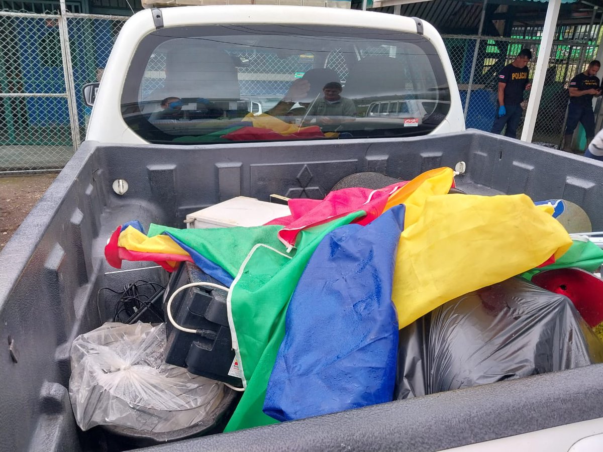 fuerzapublicaCR's tweet photo. 📍#CotoBrus #ZonaSurCR🇨🇷
Aquí estamos en San Vito, donde junto con el Ministerio de Salud, la Municipalidad de Coto Brus y la comunidad recolectamos los desechos que propician criaderos del mosquito del dengue.
#sincriaderosnohaymosquitos
#Presentes #PorUnaCostaRicaMásSegura https://t.co/kUkXQrkdoB