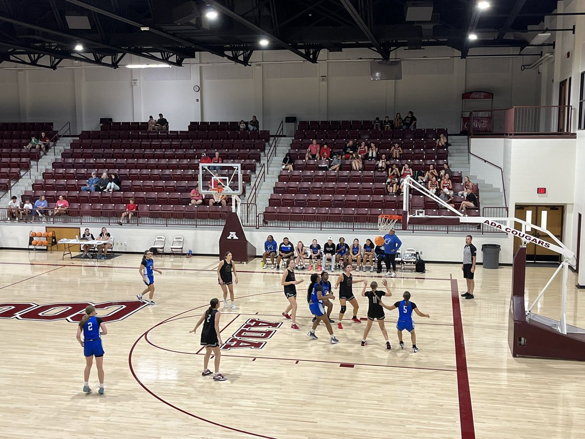 Here at Ada Team Camp today, checking out action between Sapulpa and <a href="/CoacHurt/">Jon Hurt</a>’s Vanoss team.
Vanoss’ 2026 Alivia Ellis has been very impressive defending the rim against the big school program. One of the top defensive forwards in #okpreps