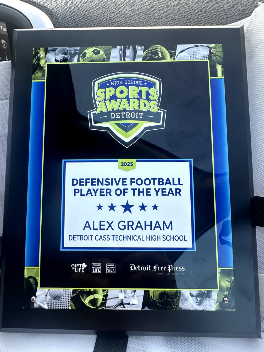 Detroit_CTFB's tweet photo. Awards still coming in from last season. We were named the @freepsports High School Sports Awards Boys Team of the Year and @Alexgraham__3 was named the Defensive Football Player of the Year! #CTFB https://t.co/eMQ5ydVrsW
