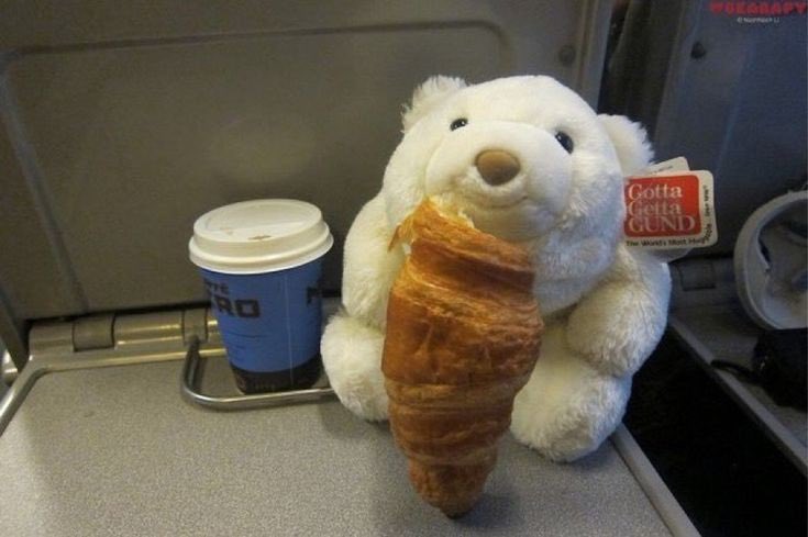 la felicidad que me da comprarme un cafecito con una medialuna recién salida del horno