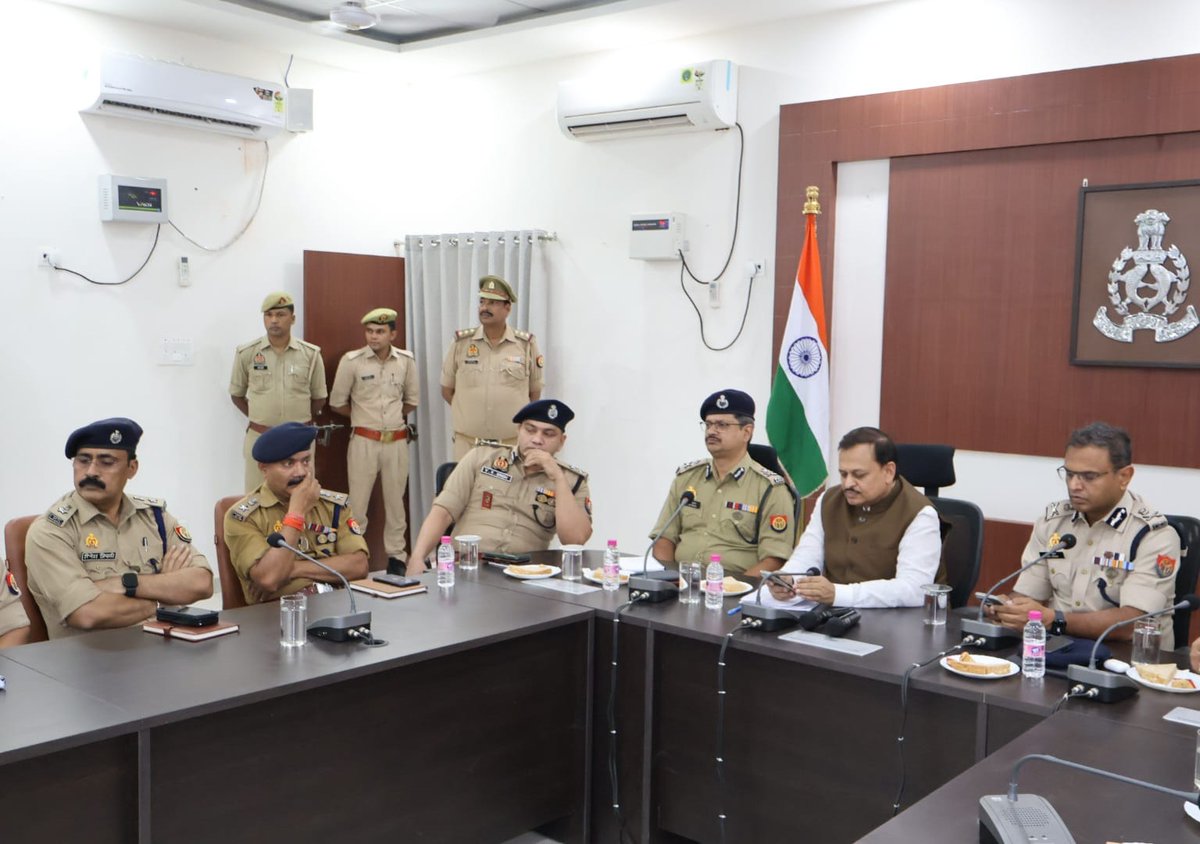 irameshawasthi's tweet photo. आज पुलिस आयुक्त कार्यालय में पुलिस विभाग के आयुक्त व वरिष्ठ अधिकारियों के संग संगठन के जिलाध्यक्ष दक्षिण/उत्तर श्री शिवराम सिंह जी/ श्री अनिल दीक्षित जी, सम्मानित पदाधिकारियों /नवनियुक्त मंडल अध्यक्ष संग परिचय बैठक कर संवाद किया क्षेत्र की समस्याओं का समाधान एवं सुझावों पर विस्तृत चर्चा करी।

#Rameshawasthikanpurloksabha #RameshAwasthiKanpur #viksitkanpur #RameshAwasthiLoksabhaKanpur #SansadRameshAwasthi #sansadloksabhakanpur #sansadkanpur

@narendramodi @AmitShah @JPNadda @BJP4India @BJP4UP @myogiadityanath @kpmaurya1 @brajeshpathakup @Bhupendraupbjp @idharampalsingh