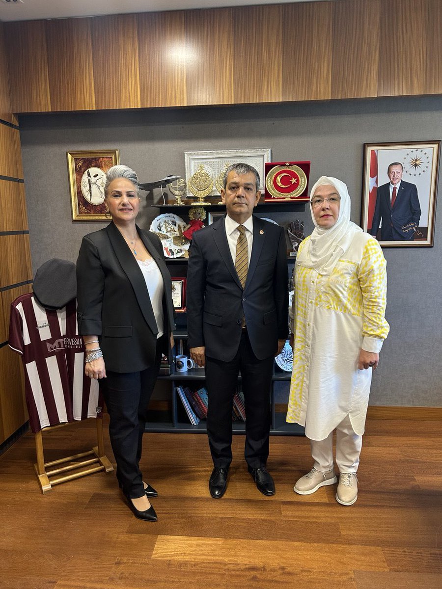 Lider Büro Sendikası Genel Başkan Baş Danışmanı Sayın Tülin Özer, işçi haklarını savunma ve emekçilerin yaşadığı sorunları doğrudan muhataplarına iletme amacıyla Türkiye Büyük Millet Meclisi'ni ziyaret etti. 

Bu Ziyarete Üniversiteli İşçiler Derneği’nden Sayın Dilek