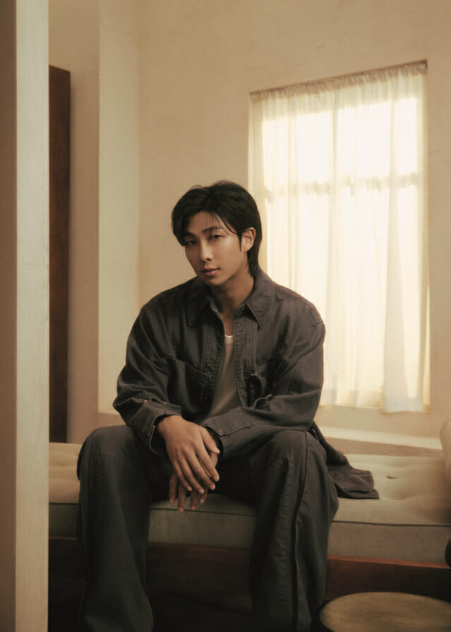 tang__kira's tweet photo. RM (BTS) dipilih sebagai ambassador Samsung Art TV.

RM akan memberikan "RM Artwork Commentary" yang berisi interpretasinya tentang berbagai karya seni di Samsung Art Store.

Dan juga akan menghadiri Art Basel in Basel, pameran seni terbesar di dunia yang berlangsung di Messe Basel, Swiss.
https://t.co/RNjc7y0cYZ