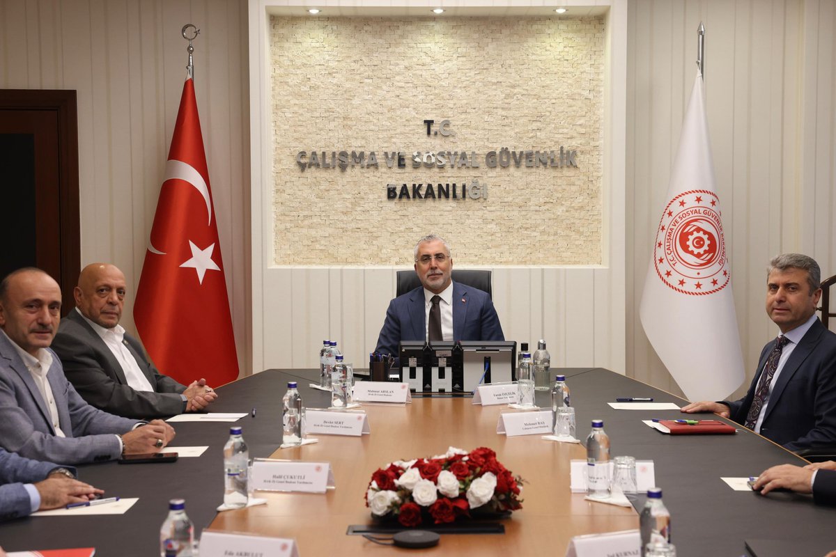 devletsert's tweet photo. HAK-İŞ ve TÜRK-İŞ Kamu Çerçeve Protokolü Koordinasyon Kurulları olarak, 27 Şubat tarihinde ortak teklifimizi iletmemizin ardından geçen süre içerisinde TÜHİS tarafından sunulan teklif, ne yazık ki 600 bini aşkın kamu işçisinin beklenti ve ihtiyaçlarını karşılamaktan uzak kalmıştır.

Genel Başkanımız Sayın Mahmut Arslan’ın başkanlığında, bugün Çalışma ve Sosyal Güvenlik Bakanı Sayın Vedat Işıkhan ile bir görüşme gerçekleştirerek mevcut teklifin kamu işçilerimizin taleplerine yanıt vermediğini açık ve net bir şekilde ifade ettik.

HAK-İŞ olarak, Sayın Bakan’a, kamu işçilerinin beklentilerini gözeten, işçinin alın terinin karşılığı olabilecek adil ve tatmin edici bir teklifin ivedilikle sunulması gerektiği yönündeki talebimizi ilettik.

Bu sürecin, kamu işçilerimizin emeğini ve alın terini gözeten adil, kararlı ve süratli bir şekilde sonuçlanması en büyük önceliğimiz ve gündemimizdir.

⬇️
https://t.co/yI5wxJAZx3