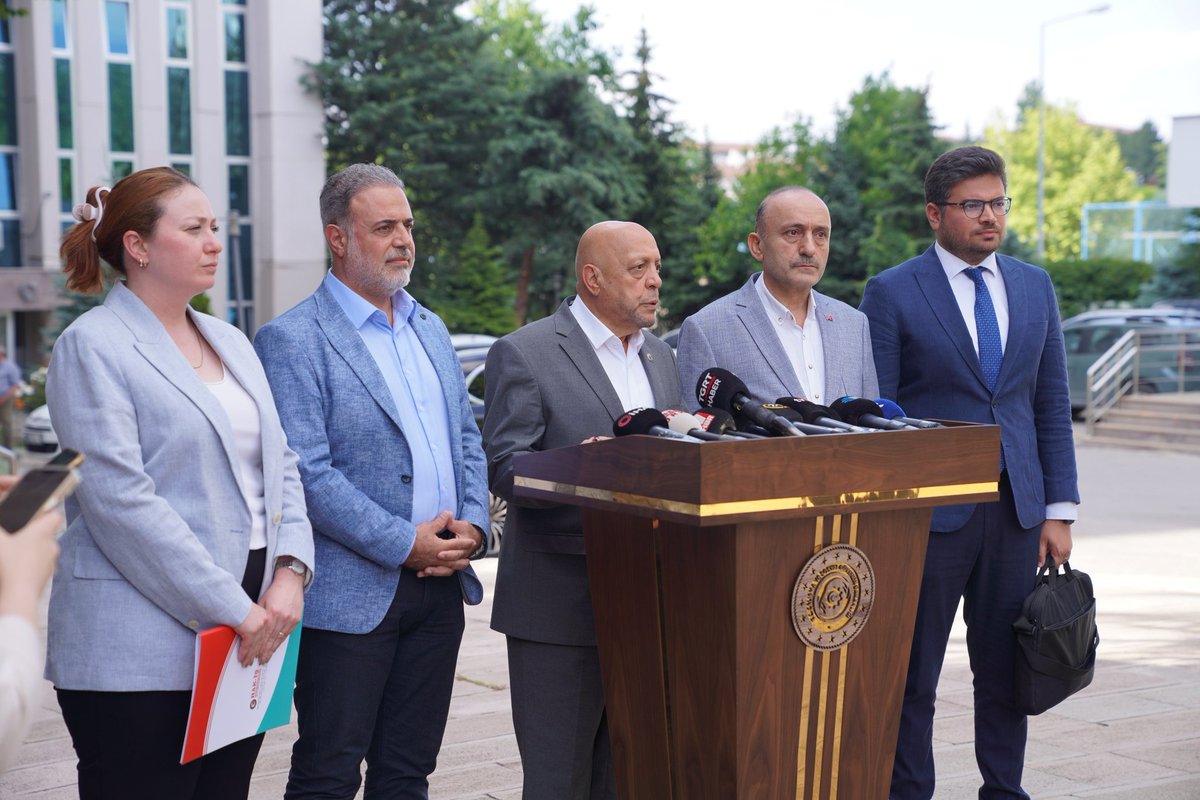 devletsert's tweet photo. HAK-İŞ ve TÜRK-İŞ Kamu Çerçeve Protokolü Koordinasyon Kurulları olarak, 27 Şubat tarihinde ortak teklifimizi iletmemizin ardından geçen süre içerisinde TÜHİS tarafından sunulan teklif, ne yazık ki 600 bini aşkın kamu işçisinin beklenti ve ihtiyaçlarını karşılamaktan uzak kalmıştır.

Genel Başkanımız Sayın Mahmut Arslan’ın başkanlığında, bugün Çalışma ve Sosyal Güvenlik Bakanı Sayın Vedat Işıkhan ile bir görüşme gerçekleştirerek mevcut teklifin kamu işçilerimizin taleplerine yanıt vermediğini açık ve net bir şekilde ifade ettik.

HAK-İŞ olarak, Sayın Bakan’a, kamu işçilerinin beklentilerini gözeten, işçinin alın terinin karşılığı olabilecek adil ve tatmin edici bir teklifin ivedilikle sunulması gerektiği yönündeki talebimizi ilettik.

Bu sürecin, kamu işçilerimizin emeğini ve alın terini gözeten adil, kararlı ve süratli bir şekilde sonuçlanması en büyük önceliğimiz ve gündemimizdir.

⬇️
https://t.co/yI5wxJAZx3