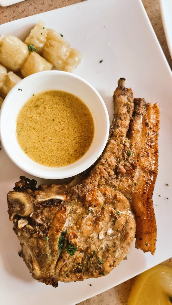 Une vue aérienne du porc autonome de Yaoundé.
Les géants entrepôts. Braisés.
Le petit lac tampon. Poivré.
Les bateaux. Chargés.