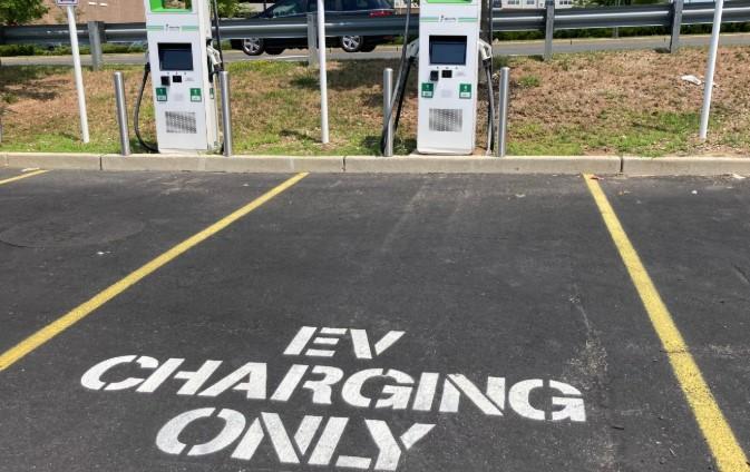 Senate Republicans propose to end immediately the $7,500 credit for leased EVs that do not qualify for the purchasing credit. autonews.com/technology/mob…