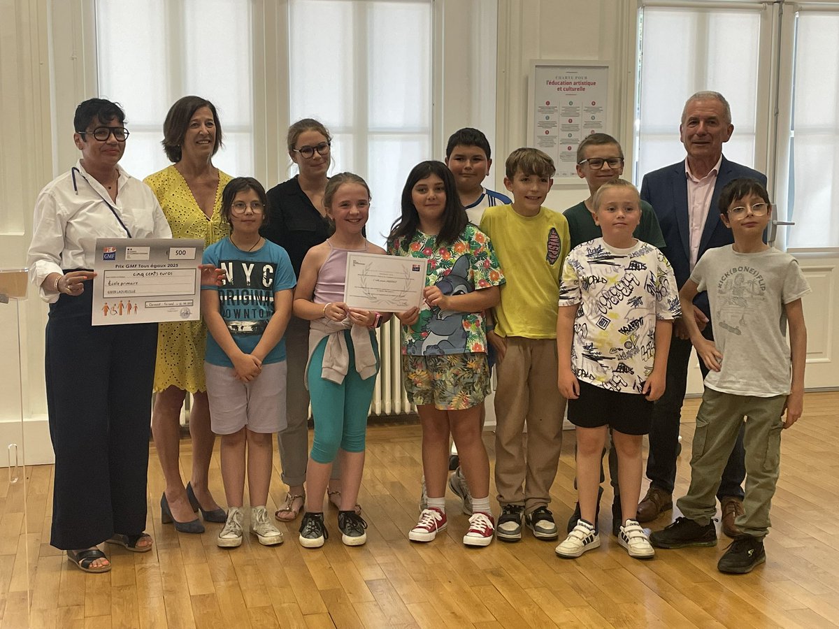 Remise par Madame la rectrice du prix Egalité filles garçons porté par la Gmf et par le rectorat.  Fière de l’école de Laqueuille, lauréate académique, bravo aux élèves et merci à la directrice et au maire pour leur engagement fort au service des valeurs de la République !