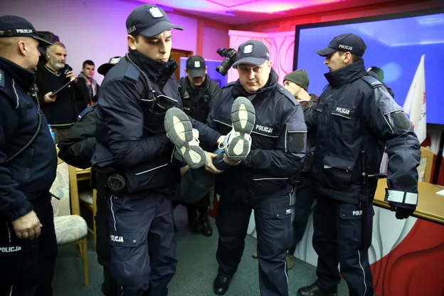 Ktoś mówi o protestach wyborczych z 2014 r.? To porozmawiajmy o faktach 🧶

1/6

Liczba głosów nieważnych w wyborach samorządowych w 2014 i 2018 r.:

do sejmików wojewódzkich 
17,5% ➡️ 6,7%
2,52 mln ➡️ 1,11 mln

do rad powiatów
16,6%  ➡️ 5,4%
1,73 mln ➡️ 0,6 mln