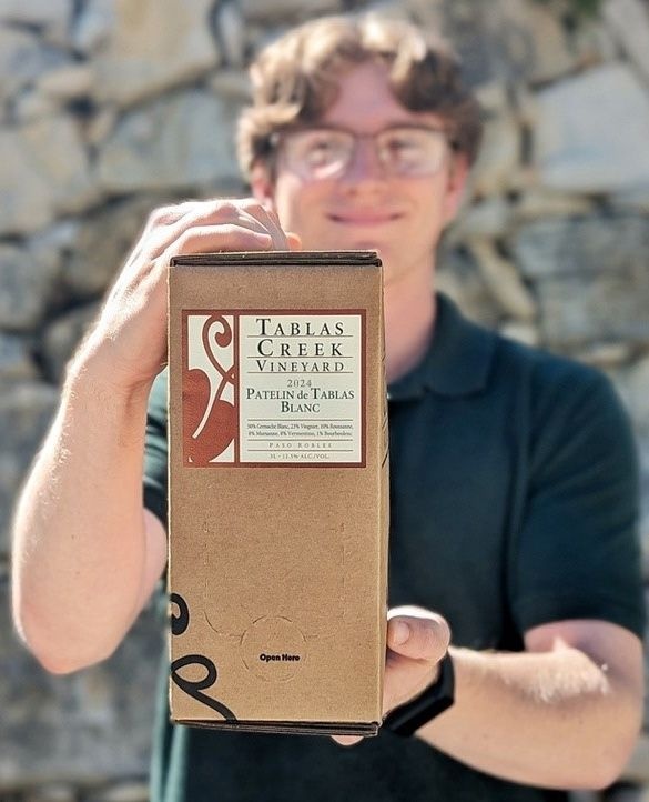 Introducing the 2024 Patelin de Tablas Blanc in a 3L box, just in time for summer! With bag-in-box packaging, it stays fresh for weeks after opening, takes up less space, and has a lower carbon footprint. Vibrant notes of tropical fruit, kiwi, and a mineral finish.