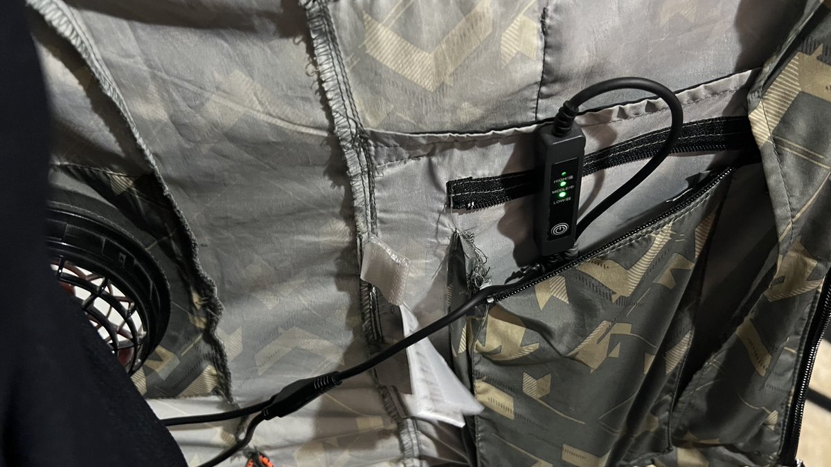 LampLightLabo's tweet photo. 空調服のケーブルがよく断線するので、USBにトラックシート用のゴム通してさらに束ねました。
短くなるけどスイッチがちょうどいいとこに来るし、引っ張り耐性ついたっぽくて安心。

壊れにくい安物が1番いい。
#空調服 https://t.co/4WXwSzBr12