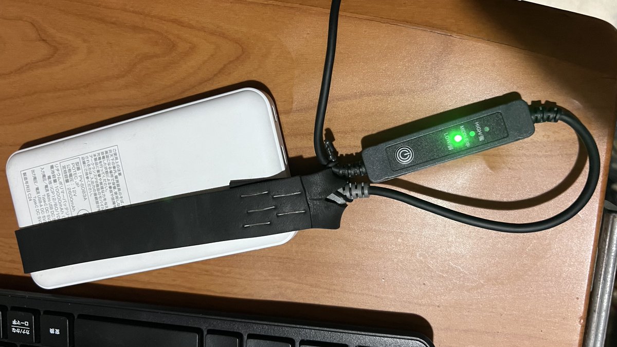 LampLightLabo's tweet photo. 空調服のケーブルがよく断線するので、USBにトラックシート用のゴム通してさらに束ねました。
短くなるけどスイッチがちょうどいいとこに来るし、引っ張り耐性ついたっぽくて安心。

壊れにくい安物が1番いい。
#空調服 https://t.co/4WXwSzBr12