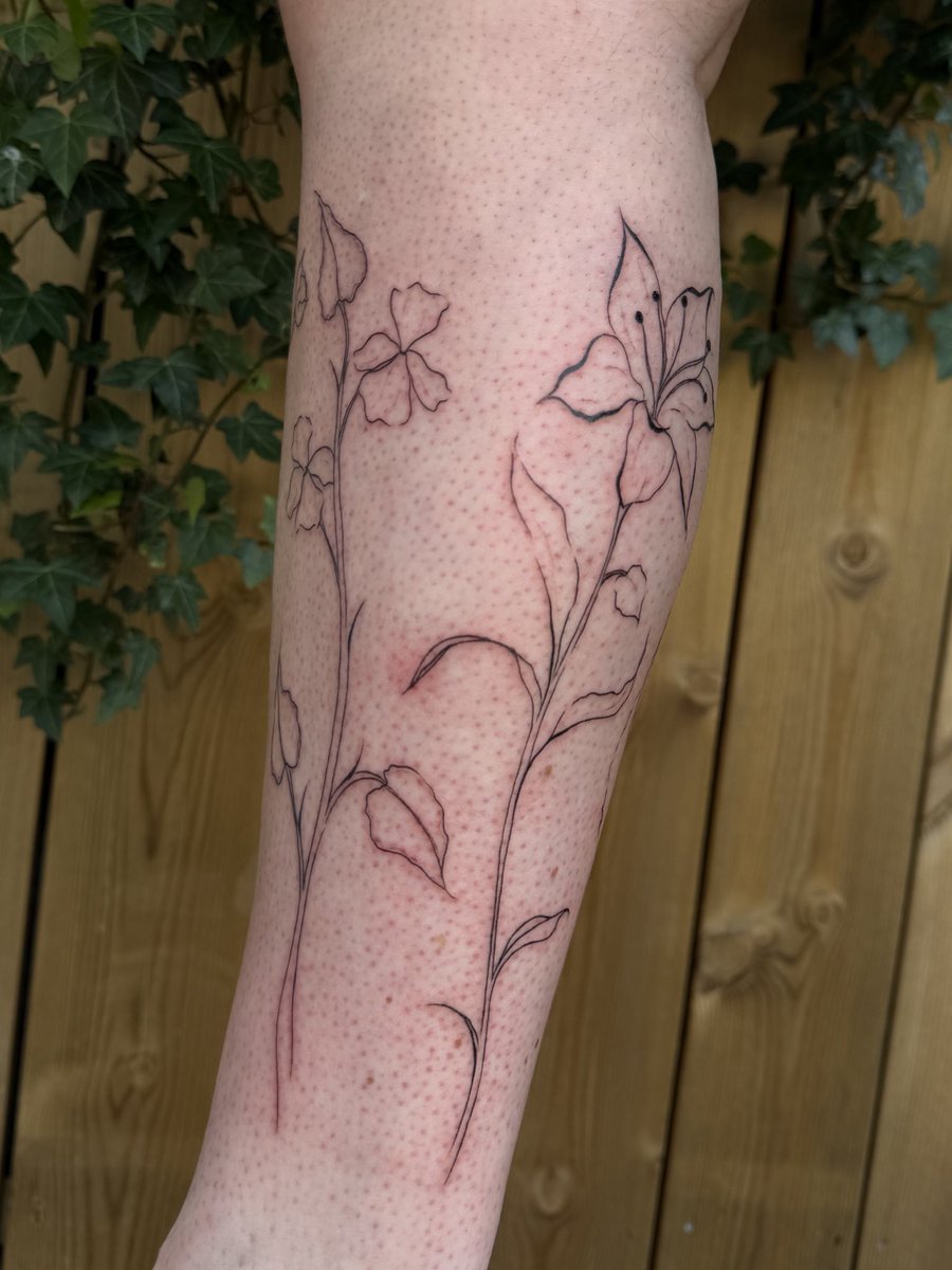 specialien_'s tweet photo. j’ai tatoué une jambe en m’inspirant des fleurs de Zelda c’était trop bien comme projet trop contente 🥹 https://t.co/rCKFRx34jF