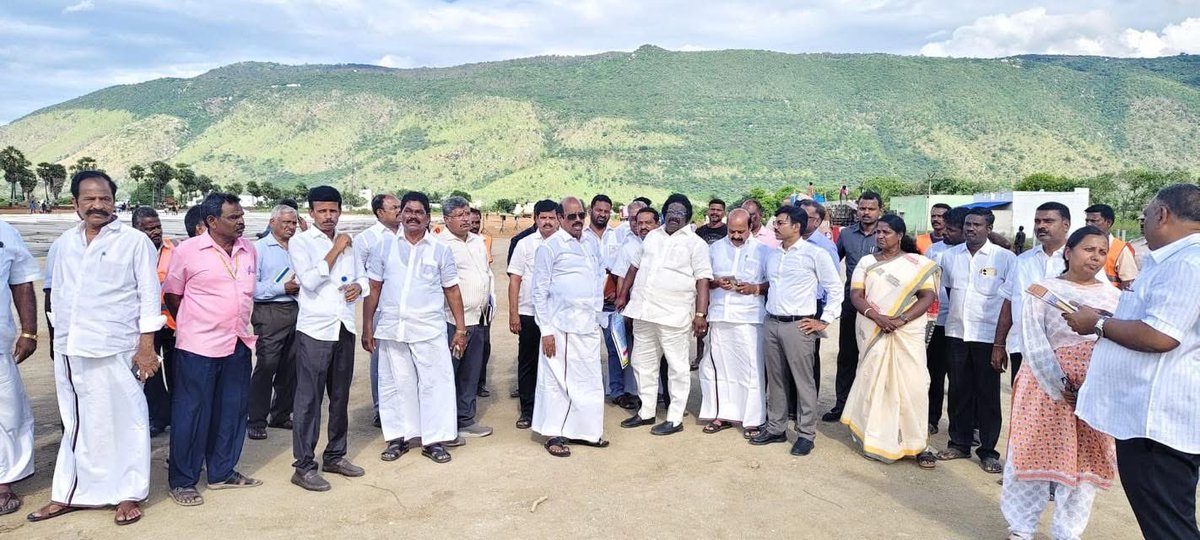 மாண்புமிகு தமிழ்நாடு முதல்வர், 
கழக தலைவர் அவர்களால் திறக்கப்படவுள்ள
முத்தமிழறிஞர் #டாக்டர்_கலைஞர் அவர்களின் திருவுருவச் சிலை நிறுப்பட உள்ள இடத்தில் நடைபெற்று வரும் பணிகளையும், மண்டலவாடி பகுதியில் நலத்திட்ட உதவிகள் வழங்கும் விழா நடைபெறும் இடத்தை
பார்வையிட்டு ஆலோசனைகளை வழங்கினேன்.