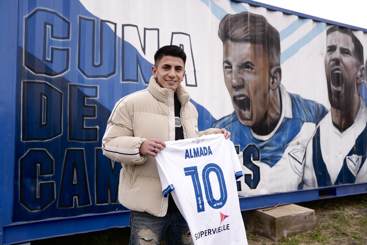 Velez's tweet photo. El Guayo está en la casa 💙 https://t.co/RCFsNypqty
