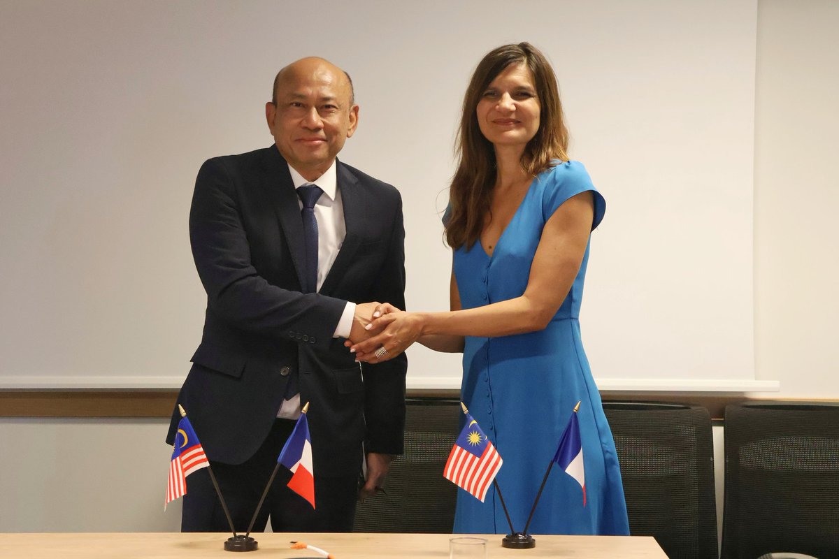 DG_DGRIS's tweet image. Aujourd'hui, j'ai reçu M. Mohd Yani bin Daud, secrétaire général adjoint en charge de la politique de défense au @MINDEFMalaysia.
Nous avons pu échanger sur les enjeux régionaux et des pistes de coopération afin de renforcer notre relation bilatérale de défense.
