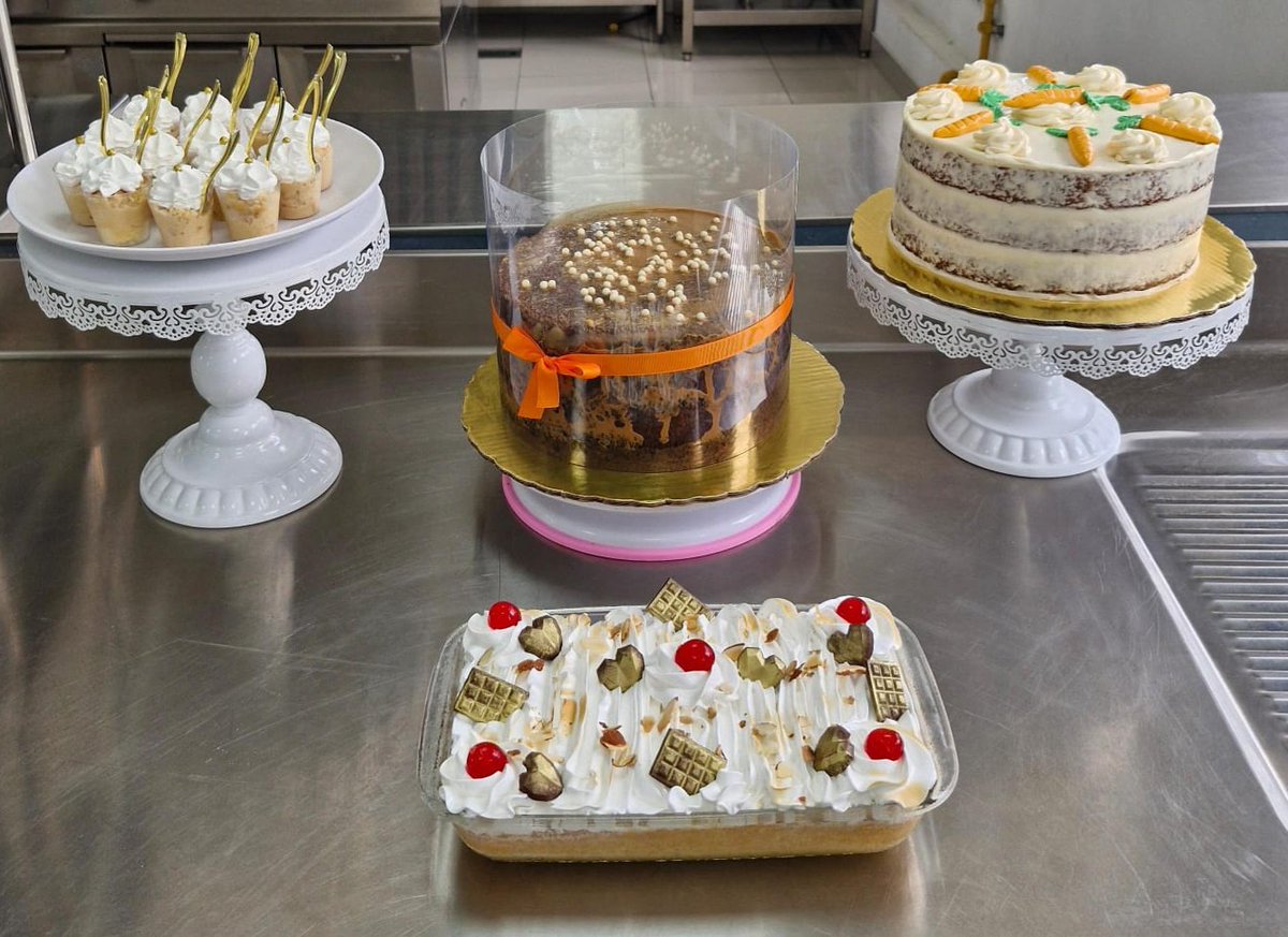 CSGastronomicaS's tweet image. Cada clase de repostería básica junto a la chef Olga Espinosa es única y especial en nuestro 📍#CSGS de Barahona.

En esta ocasión, nuestras participantes prepararon bizcocho de zanahoria, chocolate y 4 leches; combinando sabor, técnica y creatividad.