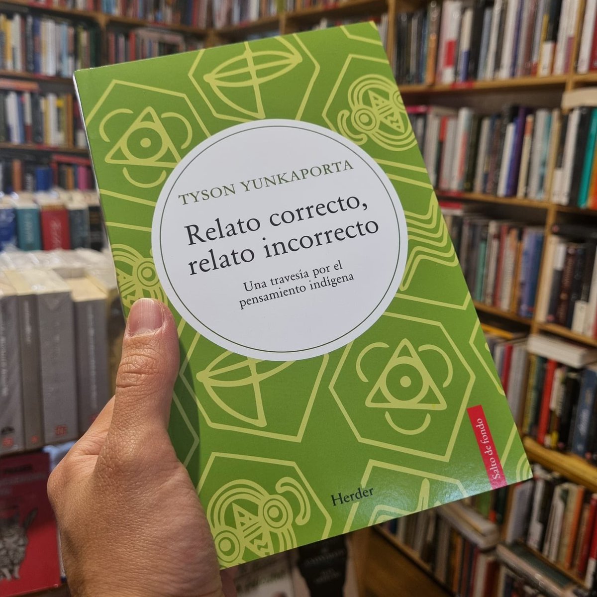 Lee "Relato Correcto, relato Incorrecto". Yunkaporta nos guía en un viaje para cuestionar las narrativas occidentales y aprender de otras perspectivas. ¡Una lectura para entender cómo comunicarnos y enseñar de manera más auténtica! libreriacasatomada.com/libro/relato-c… <a href="/herderbarcelona/">Herder Editorial</a>