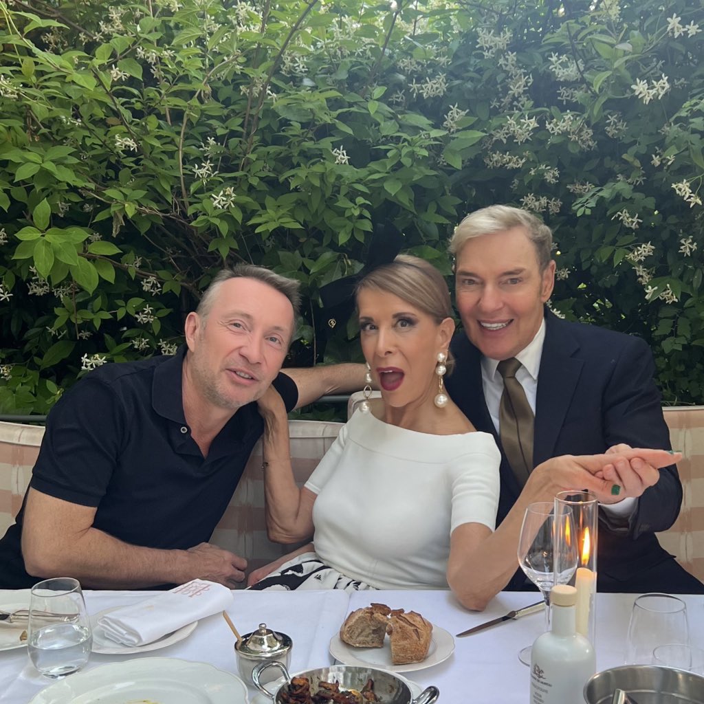 Quel plaisir d’accueillir la ravissante Hélène in Paris, en compagnie de Stéphane Joffre chez Laurent ✨

#TonyGomez #heleneinparis #LaurentRestaurant #ParisSociety #heleneinparis #stephanejoffre #Paris #DînerParisien #ArtDeRecevoir #LuxuryMoments 
#Iconique #ParisSelect