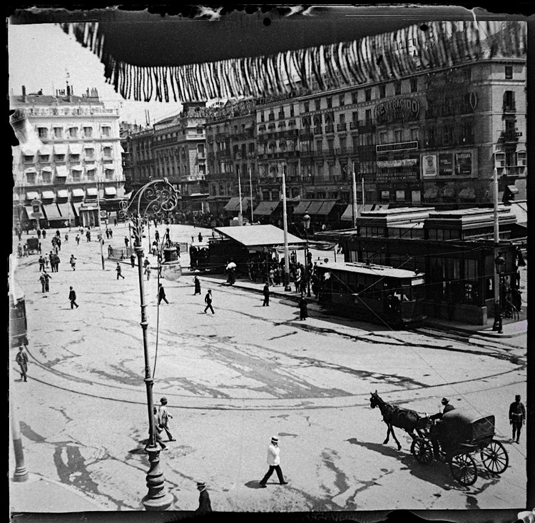 📷 Puerta del Sol, 1920. Foto: Cano. Colección “Madrileños” (Jaime Benavides), ARCM.
