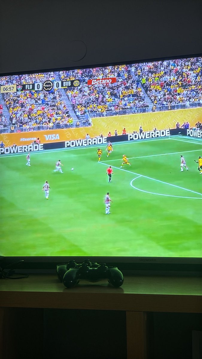 Uricarp91218's tweet photo. Me acabo de levantar y estoy viendo un Fluminense vs Borussia Dortmund es el mejor torneo de la historia https://t.co/9OuXbkUBHV