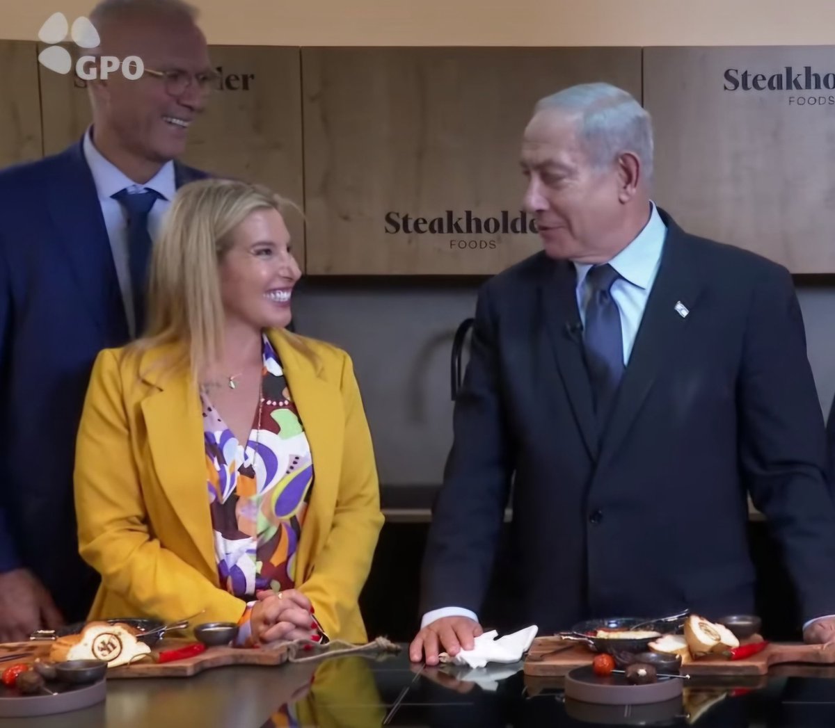 ביום שני בערב ביקשתי להכנס לראש הממשלה, אמרו לי שיש לו שיחה בטחונית שתיקח זמן רב.
מקץ שעתיים אני מקבלת שיחה
"ראש הממשלה מבקש לדבר איתך", הוא ידע על מה, על החטופים בעזה.
לא ידעתי אז כשביקשתי לדבר איתו שהוא כבר מתכנן את התקיפה באיראן שעומדת לקרות תוך יומיים, ראש הממשלה כמו בכל פעם