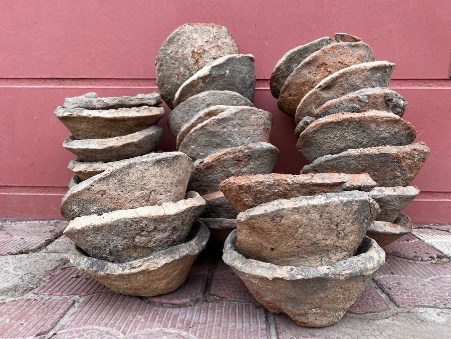 Simple, roughly-made bowls from 4th millennium BC Shakhi Kora, Iraqi Kurdistan.

They were used to provide large-scale communal meals, frequently hearty meat stews, potentially for the workers who built Mesopotamia's first state institutions.

🆓 doi.org/10.15184/aqy.2…