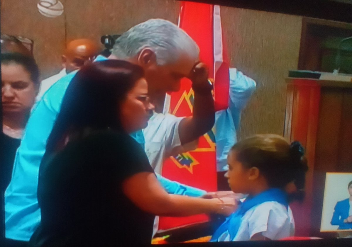 Se realiza el cambio de atributo en los pioneros delegados a la asamblea  64 aniversario de la OPJM
<a href="/OPJMCuba/">OPJM Cuba</a>.
<a href="/PartidoPCC/">Partido Comunista de Cuba</a> 
@CubaViveEnSuHistoria
<a href="/UJCdeCuba/">UJC de Cuba</a>