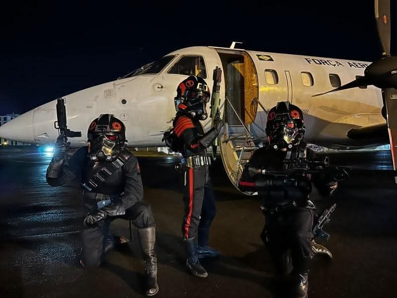 Three elite operatives stand ready, their reputation as fierce as the flames they're named after. 

◾️TI-19080, TI-21989 and TX-34344 of the 501st Legion Death Star Garrison 

#501st #501stspecops #DelMeeko #swiftsilentrelentless #starwars