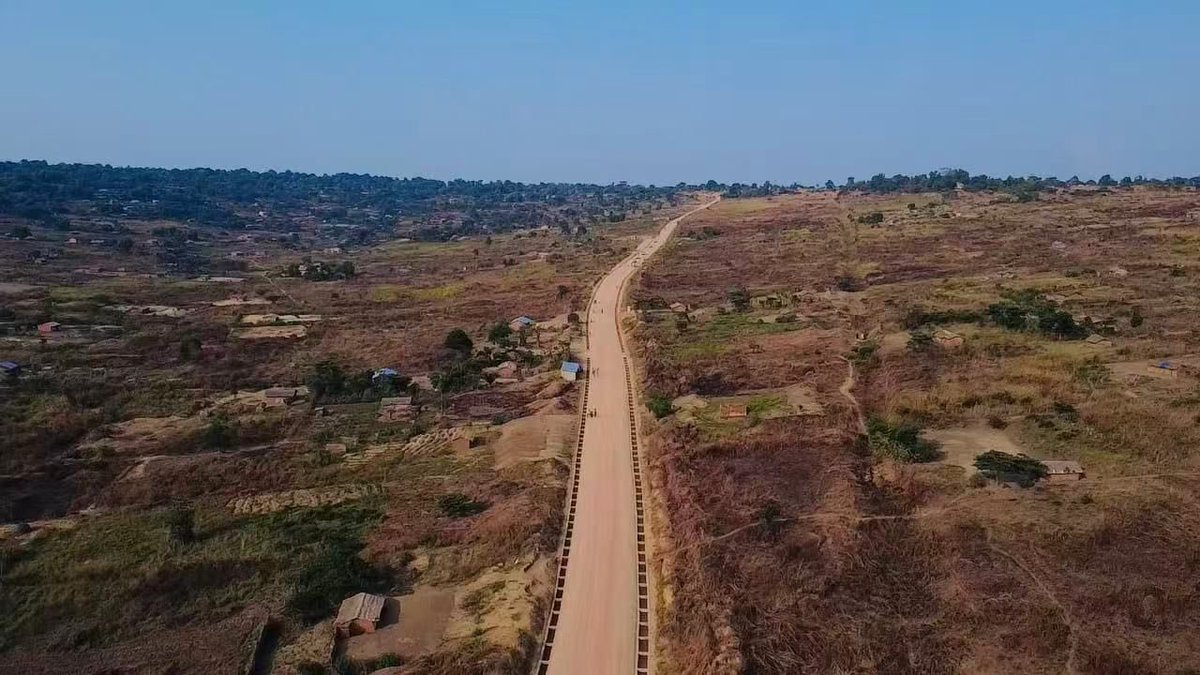 #Infrastructures | #Kwilu : La deuxième phase du projet de construction de la route Ingudi-Idiofa (RN20) dans la province du Kwilu, Sud-ouest de la @RDC, financé par la <a href="/SICOMINES/">SICOMINES S.A.</a> dans le cadre du programme Sino-Congolais a été achevée et remise officiellement aux autorités