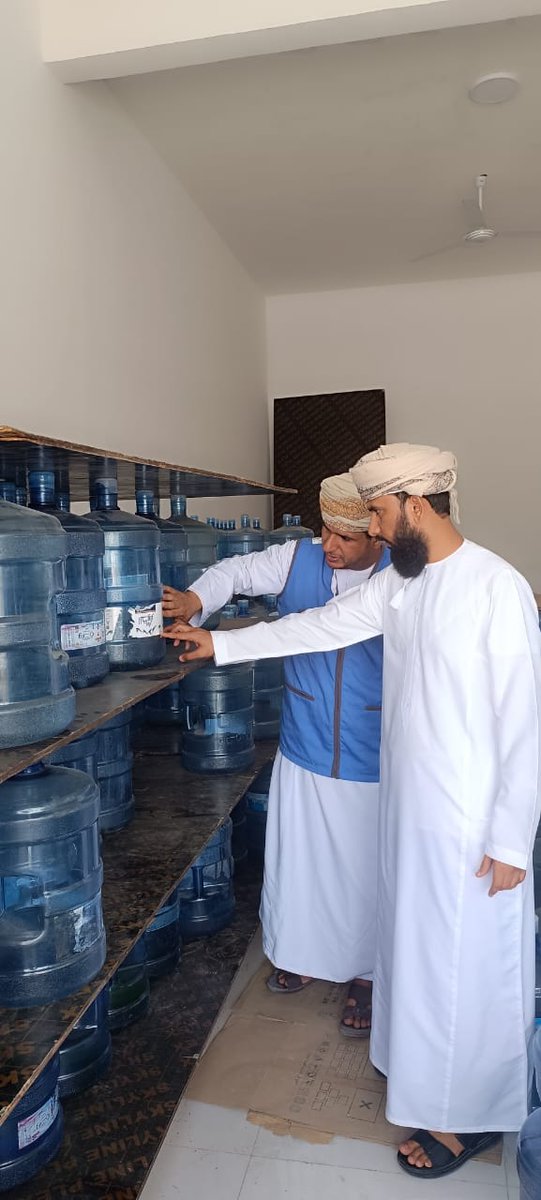 في اطار التعاون المشترك بين مختلف الوحدات الحكومية
نفذ المختصون بالمديرية ممثلة بدائرة سلامة وجودة الغذاء بالتعاون مع المختصين بادارة حماية المستهلك بالمحافظة زيارة تفتيشية لمحل تجاري بولاية الدقم لسحب عينات من مياه الشرب المعبأة لفحصها للتأكد من مطابقتها للمواصفات والمعايير.