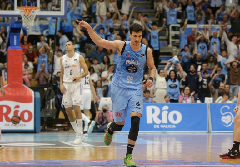 El primer fichaje del UCAM Murcia 25/26. 

Acuerdo CERRADO con TONI NAKIC (26a, 2'01), que se ha desvinculado de Río Breogán. 

<a href="/jnadal_14/">Jaime Nadal</a> avanzó el interés y os confirmo que está la operación ya cerrada. Nakic jugará en Murcia.