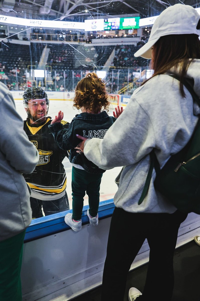 Quick hands, Blades Nation! 🤩 Our fans make the best saves in the stands.

Find more fan perks and free deals here: fansaves.com/organizations/…
