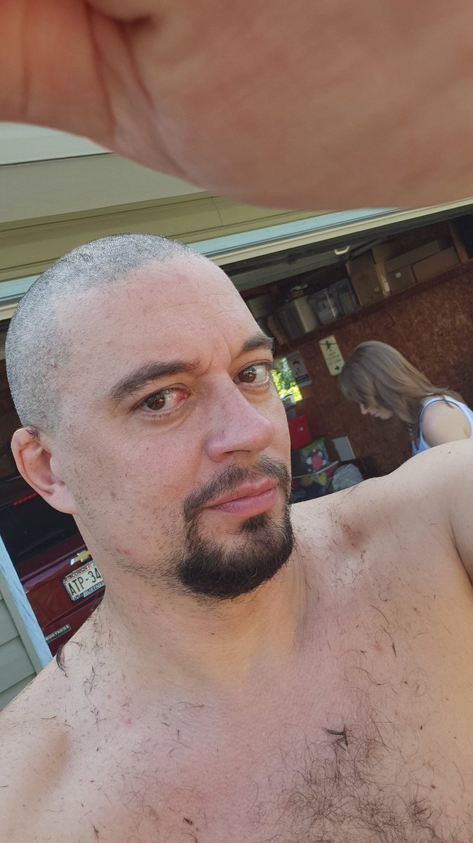 Geyck's tweet photo. Nieces helping me look sharp for the brain scooping tomorrow 
🧠🍨
#InfinitySelfie https://t.co/EksFmJW8TM