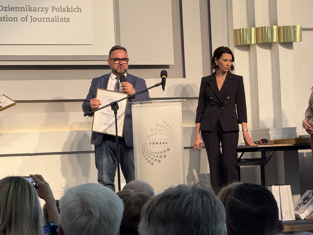 Jacek Karnowski (@jacekkarnowski) on Twitter photo Wojciech Biedroń <a href="/WBiedron/">Wojciech Biedroń</a> z nagrodą SDP za dziennikarstwo śledcze - „Watergate”. Za artykuł opublikowany w tygodniku „Sieci”, opisujący torturowanie księdza Olszewskiego. Wojtek swoją nagrodę dedykował więźniom politycznym obecnej władzy. Gratulacje Wojtku!!! Wojciech Biedroń <a href="/WBiedron/">Wojciech Biedroń</a> z nagrodą SDP za dziennikarstwo śledcze - „Watergate”. Za artykuł opublikowany w tygodniku „Sieci”, opisujący torturowanie księdza Olszewskiego. Wojtek swoją nagrodę dedykował więźniom politycznym obecnej władzy. Gratulacje Wojtku!!!