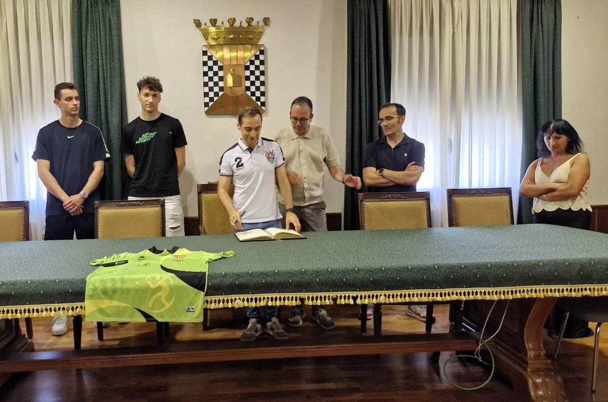 Ajuntament de Mollerussa (@ajdemollerussa) on Twitter photo 🏓 Recepció oficial al <a href="/CTTMollerussa/">CTT Mollerussa</a> per celebrar el merescut ascens a Divisió d'Honor
🙌 Amb més de 25 anys d’història, serà la tercera temporada que el club competeix a la segona màxima categoria estatal.
Enhorabona al club, a la directiva i als jugadors del primer equip 🏓 Recepció oficial al <a href="/CTTMollerussa/">CTT Mollerussa</a> per celebrar el merescut ascens a Divisió d'Honor
🙌 Amb més de 25 anys d’història, serà la tercera temporada que el club competeix a la segona màxima categoria estatal.
Enhorabona al club, a la directiva i als jugadors del primer equip