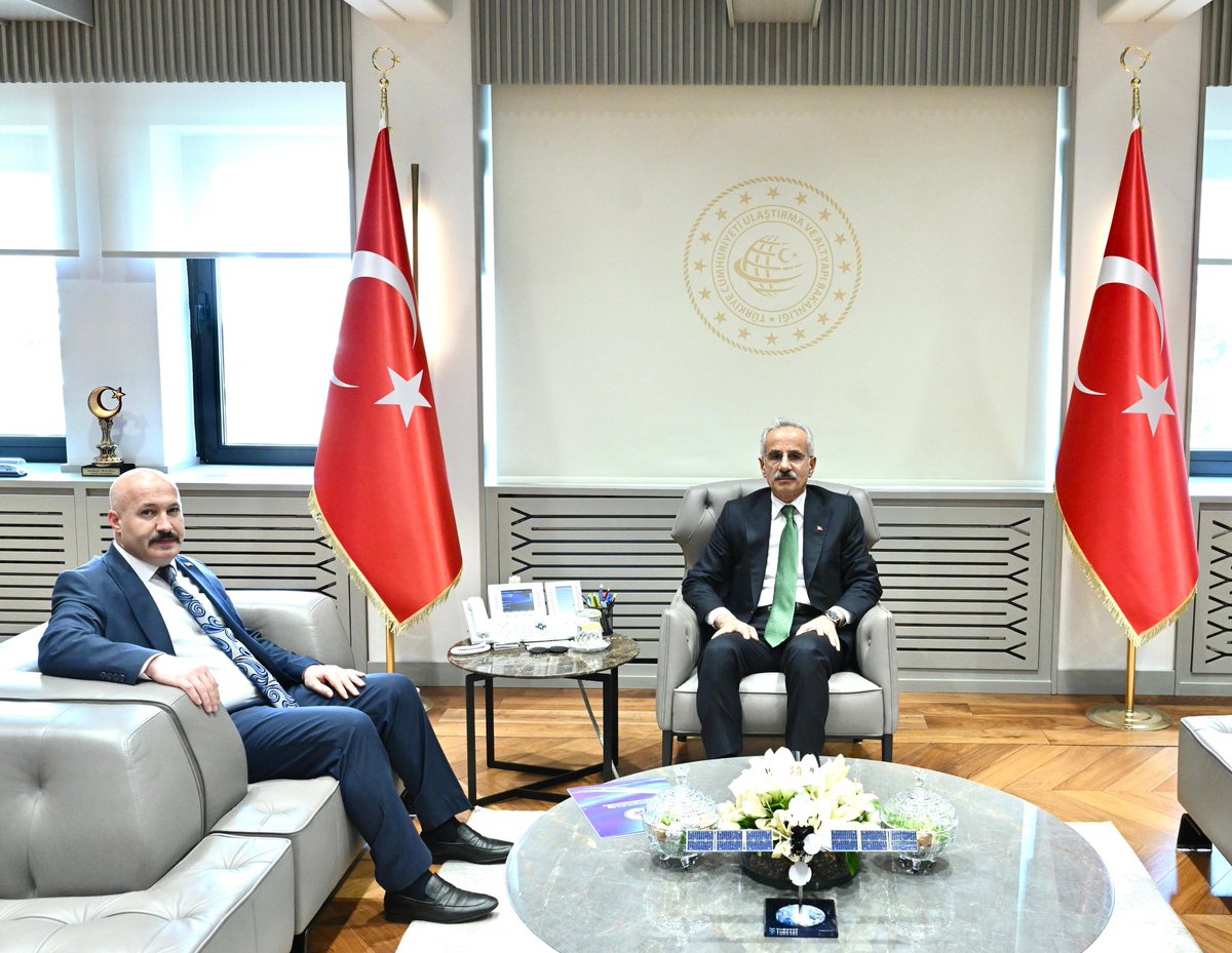 Ulaştırma ve Altyapı Bakanımız Sayın Abdülkadir URALOĞLU’nu makamında ziyaret ederek Güvenlik-İş Sendikası olarak yetkili ve örgütlü olduğumuz Ulaştırma ve Altyapı Bakanlığımıza bağlı PTT, DHMİ,TCDD ve TÜRASAŞ iş yerlerimizde çalışan özel güvenlik görevlisi üyelerimizin sorun ve