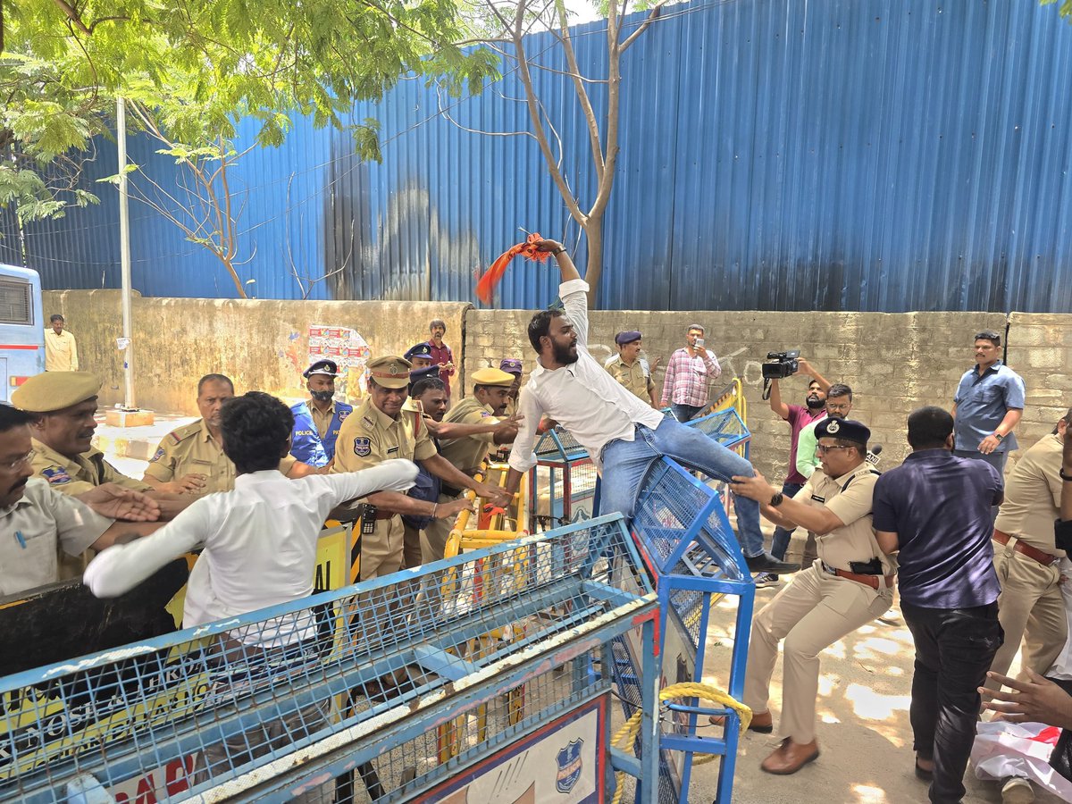 ABVPHariGoud's tweet photo. స్టూడెంట్స్ బస్ పాస్ రేట్ల పెంపుకు వ్యతిరేకంగా ఏబీవీపీ మెరుపు ధర్నా
బస్ భవన్ వద్ద ఉద్రిక్తత వాతావరణం think about students @SajjanarVC sir
పలువురిని అరెస్ట్ చేసి.. స్టేషన్కు తరలించిన పోలీసులు
#failuregovernment #savestudents
@SajjanarVC @revanth_anumula @tsrtc https://t.co/FqeGcz5kFE