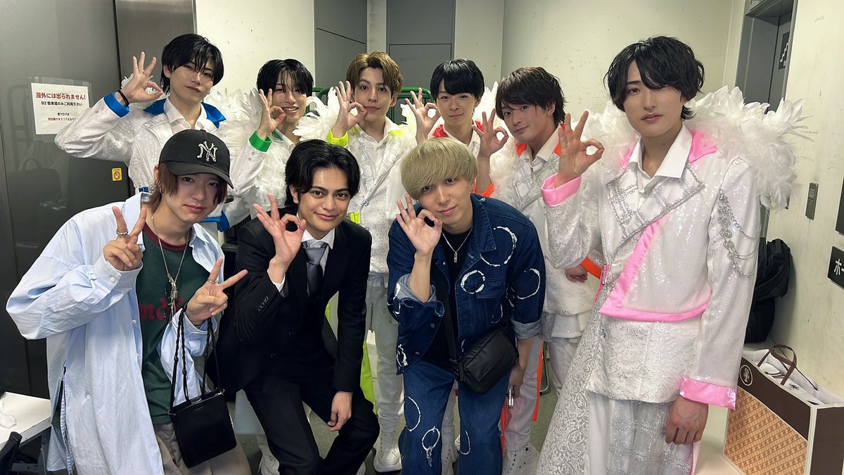 BLANCPEARL_JPN's tweet photo. 今回BLANC PEARLデビュー曲『テクマク⭐️マヤコン』と『ネガティブ逆転Gacha』の作詞をして頂きました“Kohei Chibaさん”と”シャルフ社長”と”SHUNプロデューサー”とお写真を撮って頂きました！

皆様のお力添えにより素敵な楽曲が贈られました！ https://t.co/H3KrxSuWFY