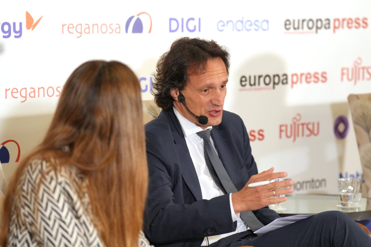 👨‍💼 "No hay que ver con prepotencia los valores que buscan los empleados más jóvenes, sino que hagan un esfuerzo por entender sus demandas".

💼 Nuestro socio de Laboral en la oficina de Vigo, Borja Ríos, reflexionó de esta manera sobre el debate generacional que cada día viven
